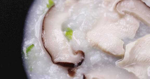 【正版素材】木背景香菇鸡肉粥全景横移