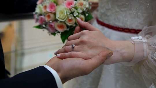 结婚、婚礼、新郎握住新娘的手视频素材模板下载