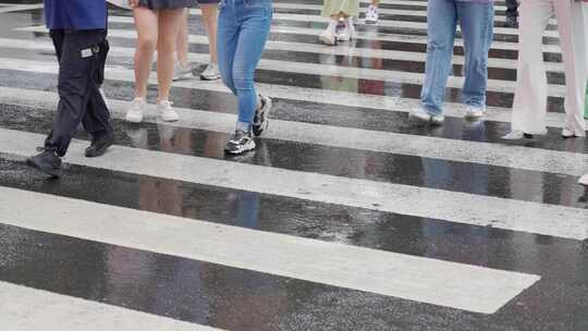 下雨天城市人流人群斑马线过马路暴雨天气