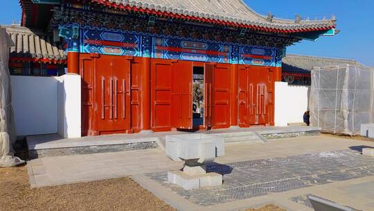 雕梁画栋的中式传统朱红色大门