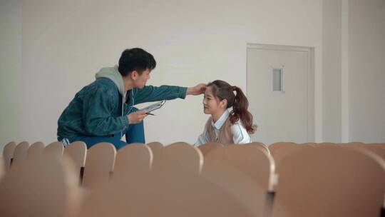 线上收益到账信息短信通知高兴微笑