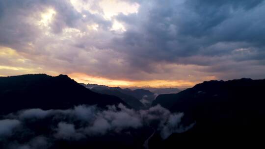 4K航拍清晨云雾缭绕大山风景2