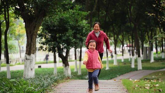 奶奶和孙女在公园玩耍奔跑追逐