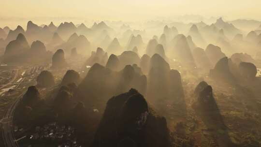 中国广西桂林美丽的山峰风光丁达尔光线日出