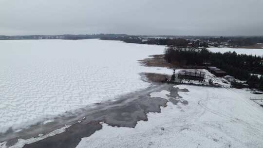 波兰苏瓦基冬天结冰的湖泊。空中攀登