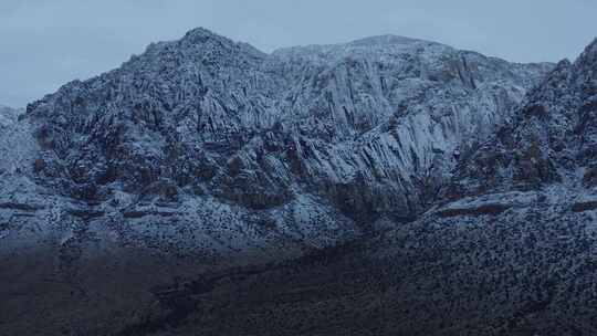 白雪覆盖的山脉，空中有云