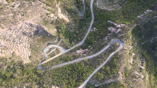 航拍俯瞰夏季威海里口山佛顶的盘山公路视频素材模板下载