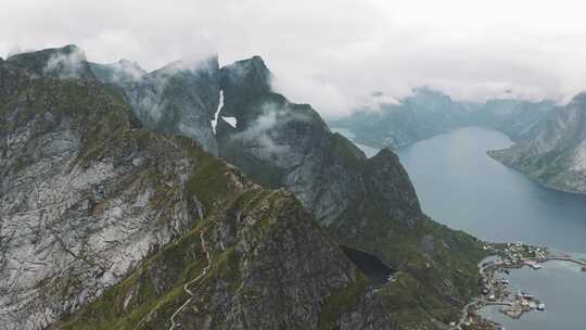 云雾在海岸空中吹过山脉和建筑物