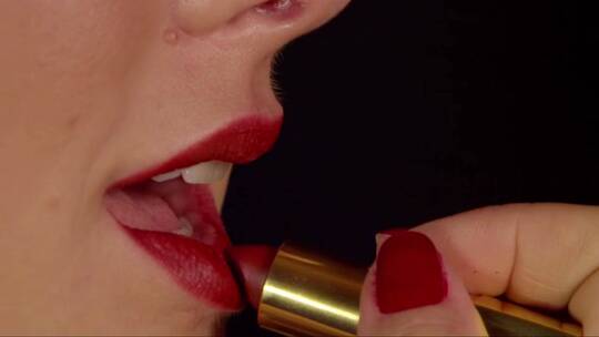 女人在嘴唇上涂口红视频素材模板下载
