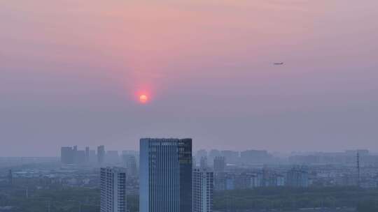 落日与飞机同框