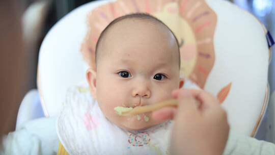 婴儿吃辅食米粉喂饭