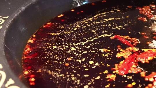 重庆美食视频素材：沸腾的红汤火锅