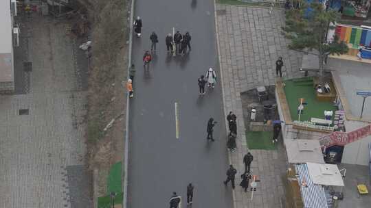 航拍威海高区火炬八街冬季雪景游客巡逻警察