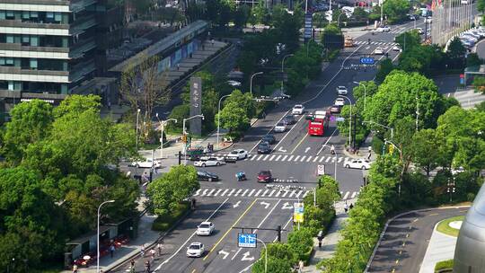 俯瞰现代城市道路十字路口