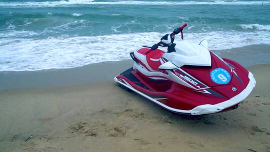 沙滩上的摩托艇3