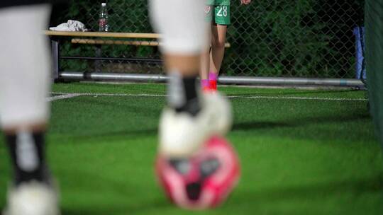 4K升格夜晚在球场踢足球培训训练的女孩视频素材模板下载