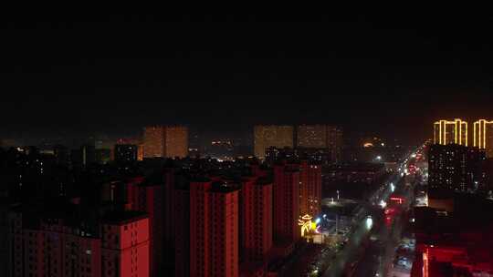 城市夜景中灯光璀璨的建筑物