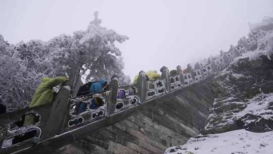 湖北武当山景区冬天大雪雾凇古建筑旅游