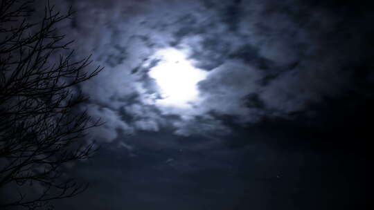 云下的月亮