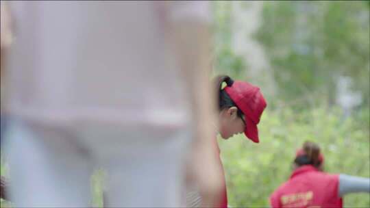 一家人爬山 春游活动