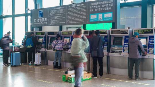 武汉高铁站火车站自动取票机人群延时