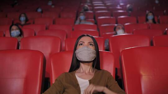 戴口罩的女性看电影