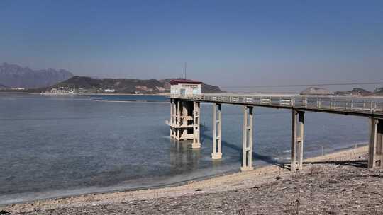 水库上的建筑及桥梁景观