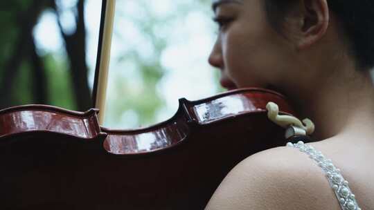 女孩子演奏拉小提琴