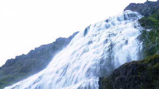 戴恩汉迪瀑布——冰岛西峡湾费尔福斯悬崖上的瀑布。