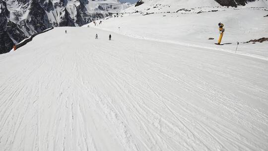 POV拍摄的滑雪者下坡