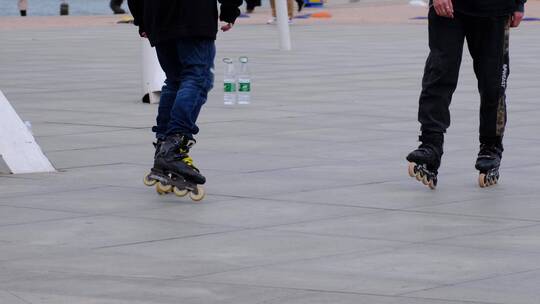 滨海休闲广场练习单排轮滑的少年