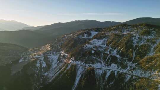 航拍云南香格里拉雪山公路