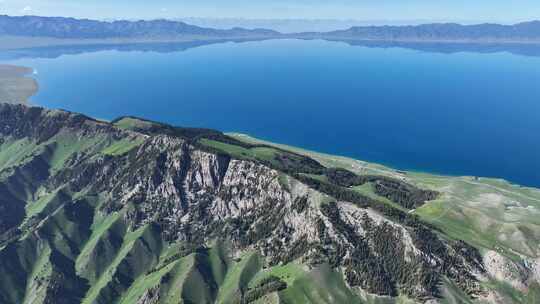 航拍中国新疆被群山环绕的赛里木湖晴天风光