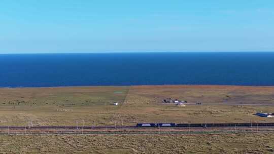 航拍青海湖断崖景区高原圣湖蓝天白云列车