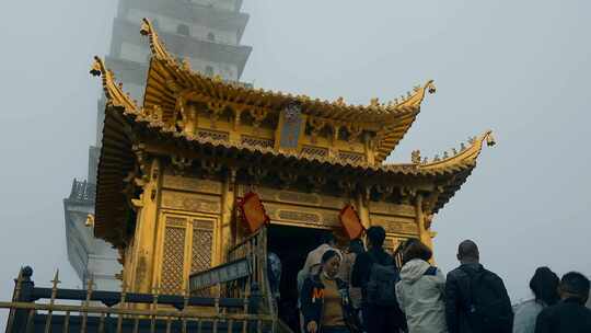 新年寺庙祈福烧香晨雾鸡足山金顶寺高塔视频素材模板下载