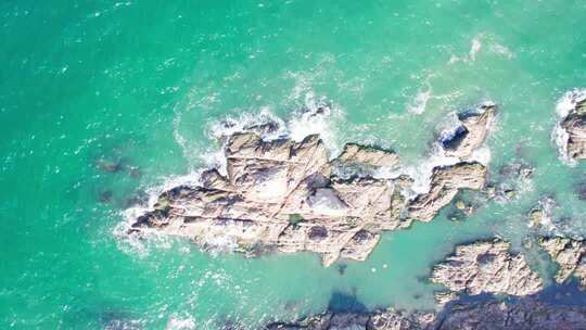 海浪拍打礁石航拍慢镜头