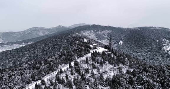 大山下雪雪景航拍