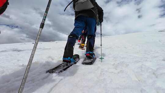 攀登新疆慕士塔格峰雪山的登山队脚步