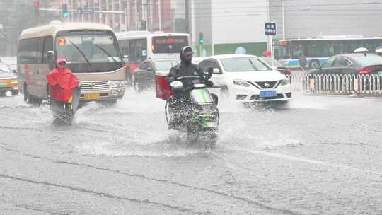 雨天城市道路骑电动车场景