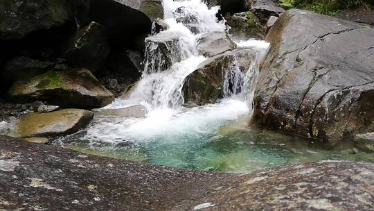 河水从层层岩石中倾泻而下