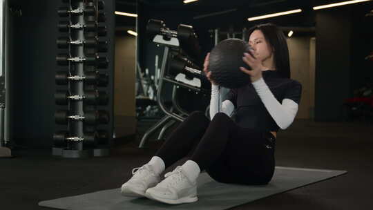 强壮健康的高加索女运动员做运动扭转旋转运