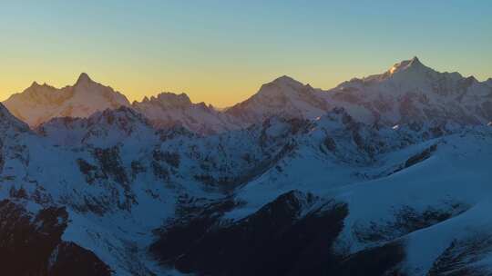 航拍雪山