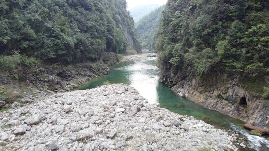 航拍峡谷水库