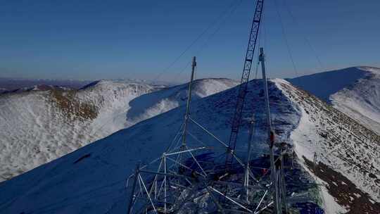 4K西藏5200雪山顶特高压立塔建设05视频素材模板下载