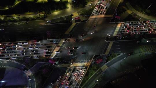 夜晚车来车往的城市十字路航拍