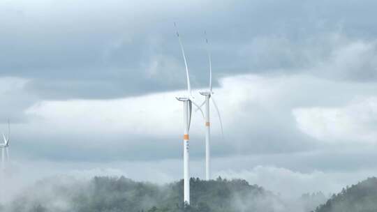 航拍山顶清洁能源运行的风力发电机风车视频素材模板下载