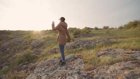 一个年轻的女旅行者在峡谷的山上散步