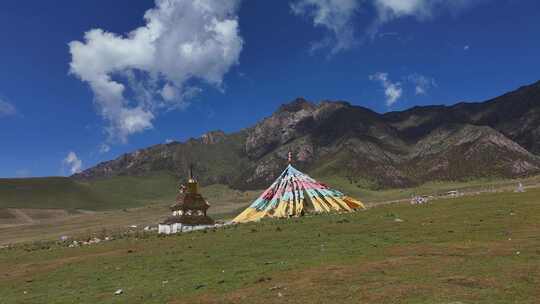 草原高原雪山经幡青藏高原山峰啊航拍