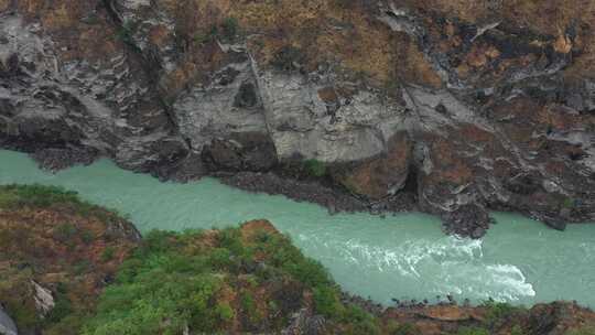 虎跳峡大峡谷河流溪流高山航拍视频素材模板下载