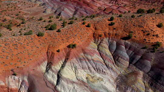 旋转空中拍摄亚利桑那州北部朱砂悬崖和红沙的景观